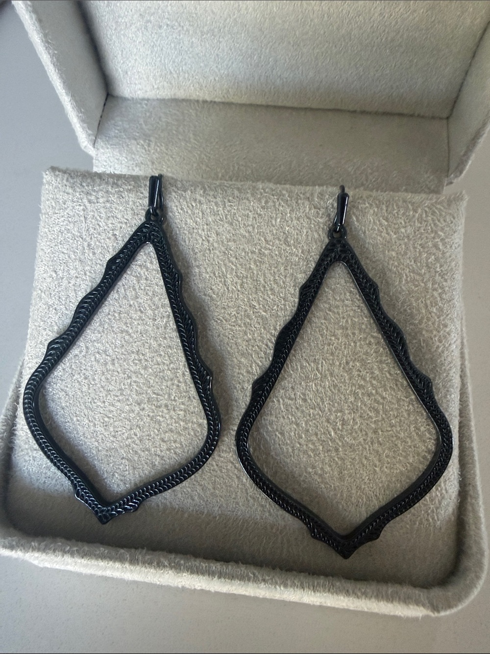 Kendra Scott Black Scalloped Openwork Teardrop Earrings